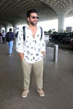 Rithvik Dhanjani wearing sunglasses white shirt khaki pant  (4)_647ac88e0f4a2.jpg