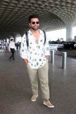 Rithvik Dhanjani wearing sunglasses white shirt khaki pant  (5)_647ac88c51a60.jpg
