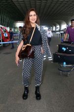 Krystle DSouza holding Louis Vuitton handbag wearing Steve Madden Ankle Boots (6)_647dc65be9783.jpg