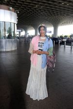 Adah Sharma holding travel folding bag dressed in an urbanic patchwork placket bouse and transparent skirt (18)_647f3242026a6.jpg