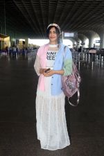 Adah Sharma holding travel folding bag dressed in an urbanic patchwork placket bouse and transparent skirt (2)_647f325eee28d.jpg