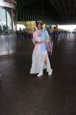 Adah Sharma holding travel folding bag dressed in an urbanic patchwork placket bouse and transparent skirt (20)_647f320ba5c9e.jpg