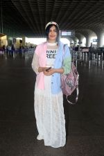 Adah Sharma holding travel folding bag dressed in an urbanic patchwork placket bouse and transparent skirt (3)_647f3211ace79.jpg