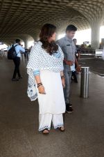 Ekta Kapoor in a white chudidar along with a Christian Dior Tote Blue Dior Oblique Embroidery purse (6)_647f34769eb5b.jpg