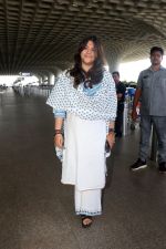 Ekta Kapoor in a white chudidar along with a Christian Dior Tote Blue Dior Oblique Embroidery purse (9)_647f347b141dd.jpg