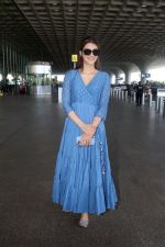 Kriti Sanon dressed in all blue gown and sandles (17)_647f365943db1.jpg