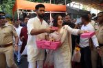 Vicky Kaushal And Sara Ali Khan distribute sweet packets at Shree Siddhivinayak Ganapati Mandir and seek blessings for their movie Zara Hatke Zara Bachke (16)_647f3885163c6.jpg