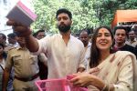 Vicky Kaushal And Sara Ali Khan distribute sweet packets at Shree Siddhivinayak Ganapati Mandir and seek blessings for their movie Zara Hatke Zara Bachke (18)_647f388bd242d.jpg