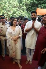 Vicky Kaushal And Sara Ali Khan distribute sweet packets at Shree Siddhivinayak Ganapati Mandir and seek blessings for their movie Zara Hatke Zara Bachke (5)_647f385e7ca6d.jpg