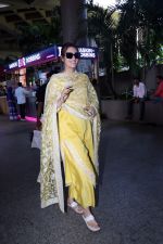 Kriti Sanon dressed in yellow churidar wearing black sunglasses (12)_6480381bbeaec.jpg