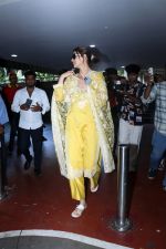 Kriti Sanon dressed in yellow churidar wearing black sunglasses (13)_64803819499be.jpg