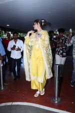 Kriti Sanon dressed in yellow churidar wearing black sunglasses (14)_648038165346c.jpg