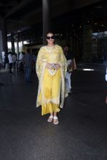 Kriti Sanon dressed in yellow churidar wearing black sunglasses (18)_64803845a1a59.jpg