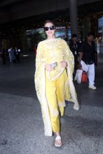 Kriti Sanon dressed in yellow churidar wearing black sunglasses (2)_6480383a7079e.jpg