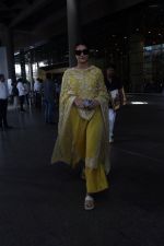 Kriti Sanon dressed in yellow churidar wearing black sunglasses (20)_6480383fde066.jpg