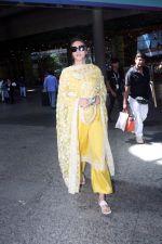 Kriti Sanon dressed in yellow churidar wearing black sunglasses (3)_64803837781ff.jpg