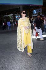 Kriti Sanon dressed in yellow churidar wearing black sunglasses (5)_64803830e1310.jpg