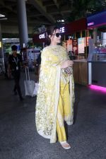 Kriti Sanon dressed in yellow churidar wearing black sunglasses (7)_6480382a9978e.jpg