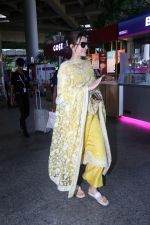 Kriti Sanon dressed in yellow churidar wearing black sunglasses (8)_64803827ad868.jpg