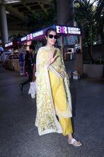 Kriti Sanon dressed in yellow churidar wearing black sunglasses (9)_648038247d334.jpg