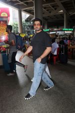 Sunny Singh dressed in jeans pant and slate colored t-shirt (12)_6480348d90764.jpg
