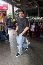 Sunny Singh dressed in jeans pant and slate colored t-shirt (13)_6480349236ee9.jpg