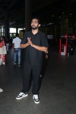 Amaal Mallik dressed in all black (1)_6481d388644c5.jpg