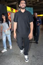 Amaal Mallik dressed in all black (18)_6481d3a61f2d7.jpg