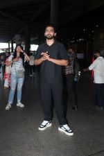 Amaal Mallik dressed in all black (3)_6481d38bca473.jpg