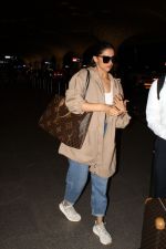 Deepika Padukone At Airport Departure - Photos (4)_6481fe02bce6b.jpg