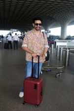 Gulshan Devaiah in a flowery shirt and jeans pant (12)_64817660e258f.jpg