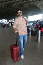 Gulshan Devaiah in a flowery shirt and jeans pant (14)_648176678f97d.jpg