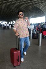 Gulshan Devaiah in a flowery shirt and jeans pant (15)_6481766ada9fc.jpg