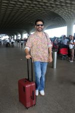 Gulshan Devaiah in a flowery shirt and jeans pant (16)_6481766e2c544.jpg