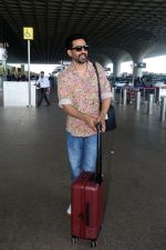 Gulshan Devaiah in a flowery shirt and jeans pant (6)_6481764c06175.jpg