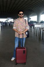 Gulshan Devaiah in a flowery shirt and jeans pant (9)_6481765701a18.jpg