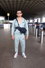 Sonu Nigam in sweat pant and jacket wearing sunglasses (9)_6481507bb42ee.jpg