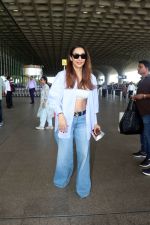 Malaika Arora wearing blue jeans unbuttoned shirt and sunglasses (10)_64830537b643d.jpg