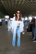 Malaika Arora wearing blue jeans unbuttoned shirt and sunglasses (11)_64830539a7ac7.jpg