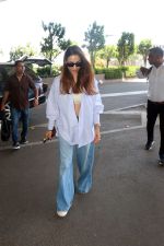 Malaika Arora wearing blue jeans unbuttoned shirt and sunglasses (7)_648305325783b.jpg