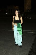 Radhika Madan wearing black tank top baggy blue jeans holding green jacket (6)_6482a84fad335.jpg