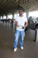 Suniel Shetty wearing white tshirt and baggy blue jeans (8)_648305800f0f1.jpg