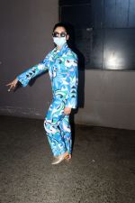 Urvashi Rautela dressed in blue night suit mask and sunglasses (16)_64840259a0bbe.jpg
