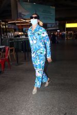 Urvashi Rautela dressed in blue night suit mask and sunglasses (9)_648402744f1a2.jpg