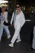 Malaika Arora dressed comfortably at the airport (11)_6485a097b576a.jpg