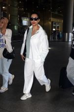 Malaika Arora dressed comfortably at the airport (13)_6485a0af69cd3.jpg