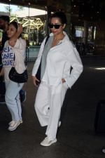 Malaika Arora dressed comfortably at the airport (9)_6485a095be434.jpg