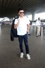 Anil Kapoor in a white T-Shirt and Blue Jeans at the airport on 13 Jun 2023 (5)_648835c3698e8.JPG