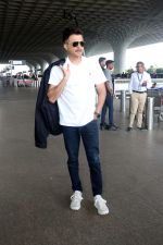 Anil Kapoor in a white T-Shirt and Blue Jeans at the airport on 13 Jun 2023 (6)_648835d191622.JPG