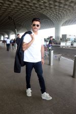 Anil Kapoor in a white T-Shirt and Blue Jeans at the airport on 13 Jun 2023 (9)_6488362f327c6.JPG